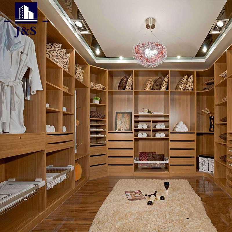 Elegante moderne ingebouwde kast inloopkast