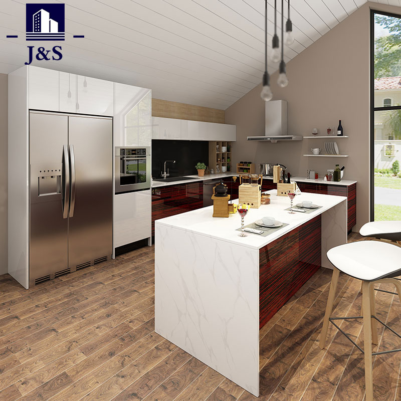 Moderne witte keuken met hout