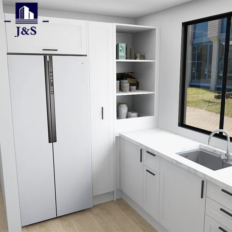 Witte Shaker L-vormige keuken met voorraadkast